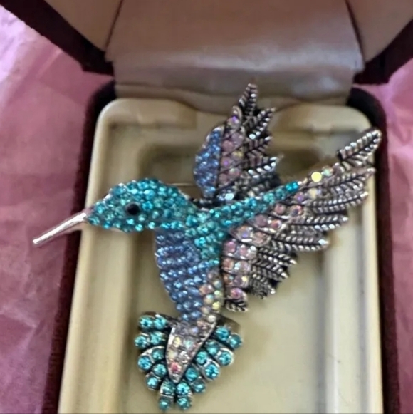 Jewelry - Silvertone crystal hummingbird brooch